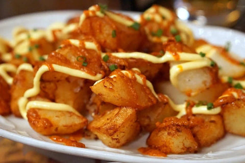 Découvrez les délicieuses patatas bravas espagnoles - Des pommes de terre audacieuses à savourer - Cuisine d'Espagne